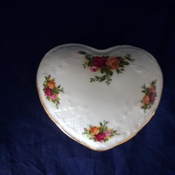 Royal Albert Old Country Roses Heart-Shaped Bone China Trinket Box - Picture 6 of 13